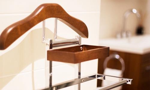 John Barbers Shower Lounge