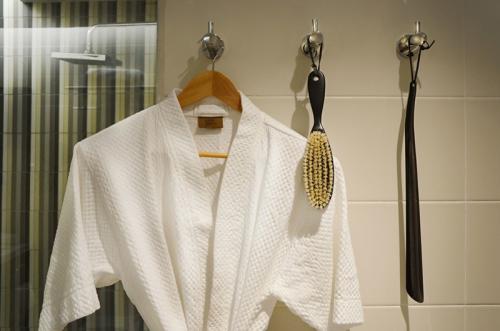 John Barbers Shower Lounge